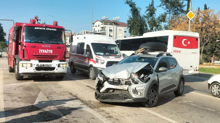Serik'te Zincirleme Kaza: 1 Kişi Yaralandı