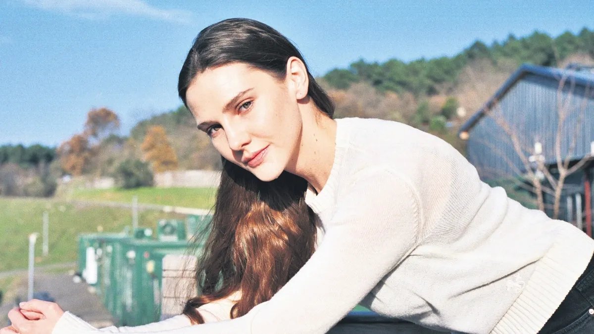 Asporça: Güçlü Hisleri Olan Sert Bir Kadın Portresi