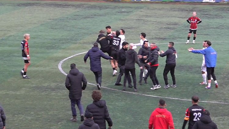 Futbolcular Maçı Kaybettikten Sonra Stadyumu Karıştırdı!