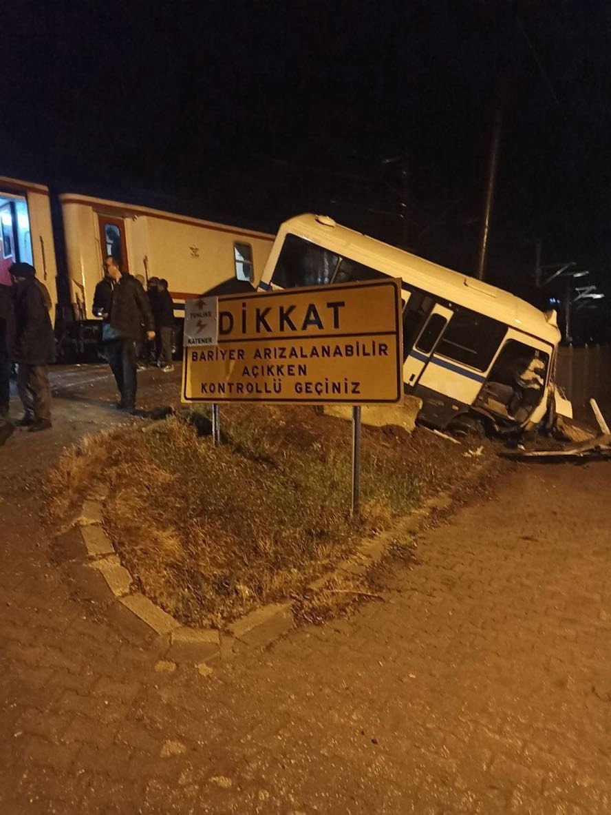 Tren, Hemzemin Geçitte Minibüse Çarptı; Kaza Anı Kamerada