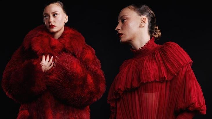 Serenay Sarıkaya, Kırmızılarla Fark Yaratarak Göz Doldurdu!