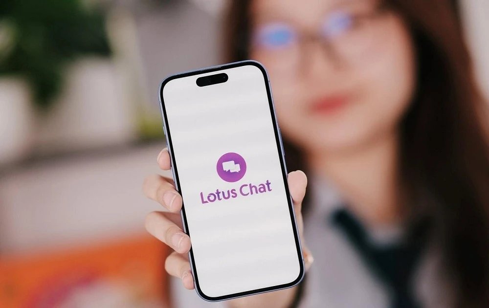 Lotus Chat, iPhone'da Facebook'u Geride Bırakarak Hızla Yükseliyor