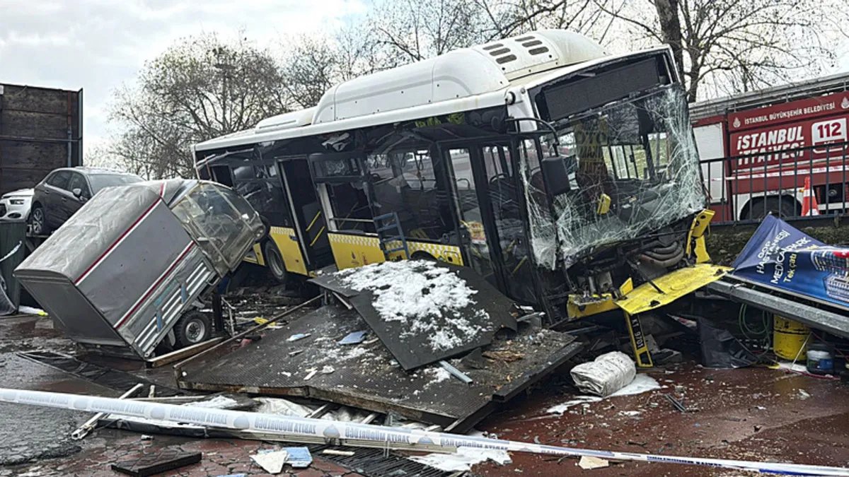 İstanbul Esenler'de İETT Otobüsü Otoparka Girdi: Kaos Ortamı!