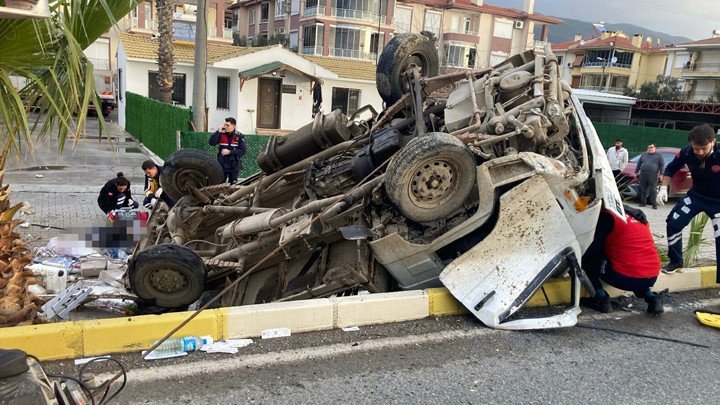 Balıkesir'de Korkunç Kaza! İnşaat İşçilerini Taşıyan Araç Devrildi: 2 Ölü, 1 Yaralı