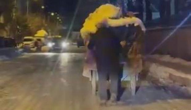 Diyarbakır'da Polis, Seyyar Satıcıya Destek Verdi! Kalpleri Isıtan Anlar Kamerada