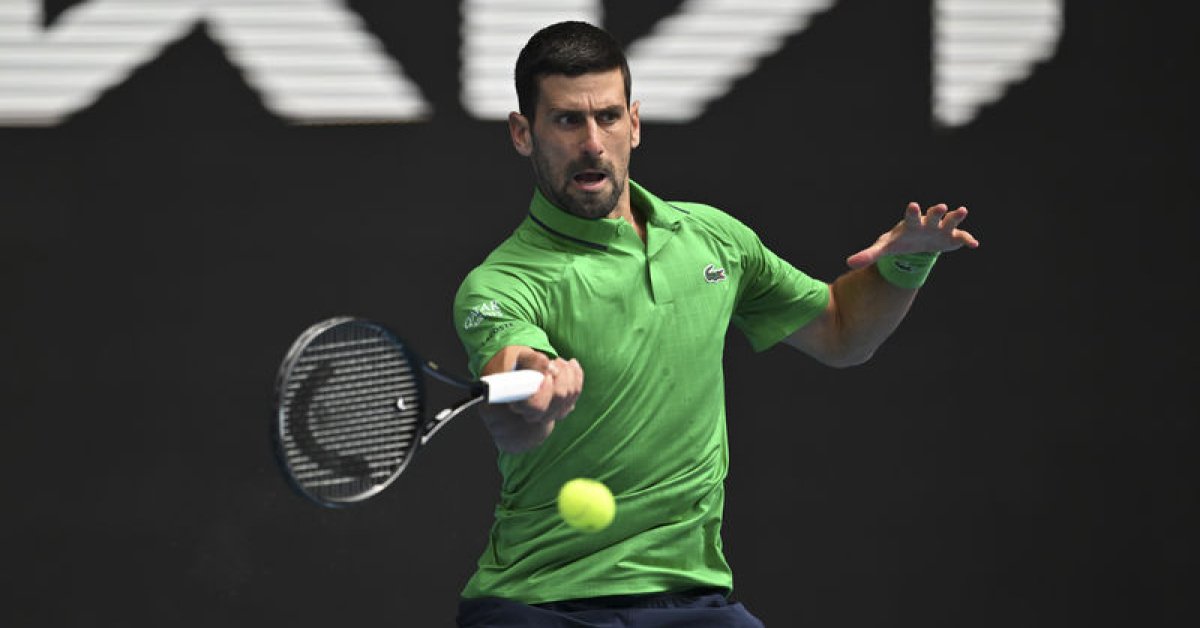Novak Djokovic, Avustralya Açık Yarı Finalinde Mücadele Ediyor