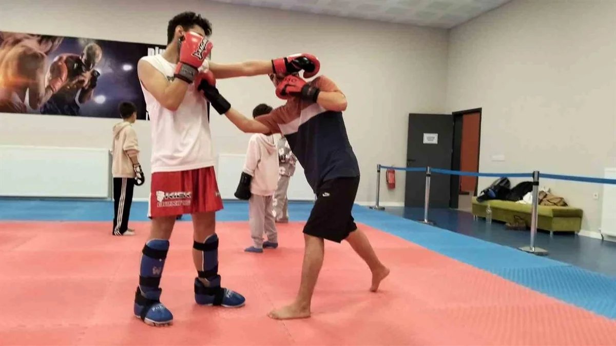 Eskişehir'de Gençler İçin Kick Boks Eğitimi Sürüyor