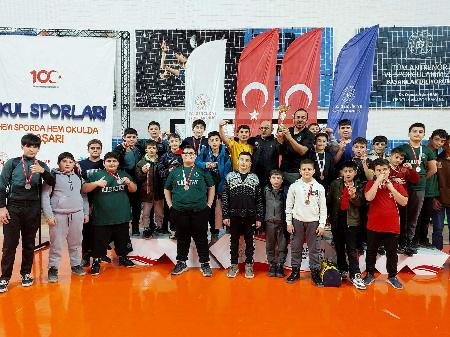 Karatay Belediyespor Güreş Ekibi Karaman'dan İkincilikle Geldi