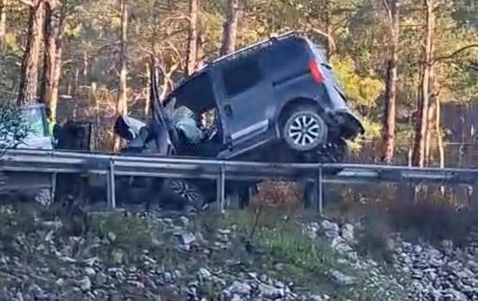 Ticari Araç İle Otomobil Çarpıştı: Dört Kişi Yaralandı