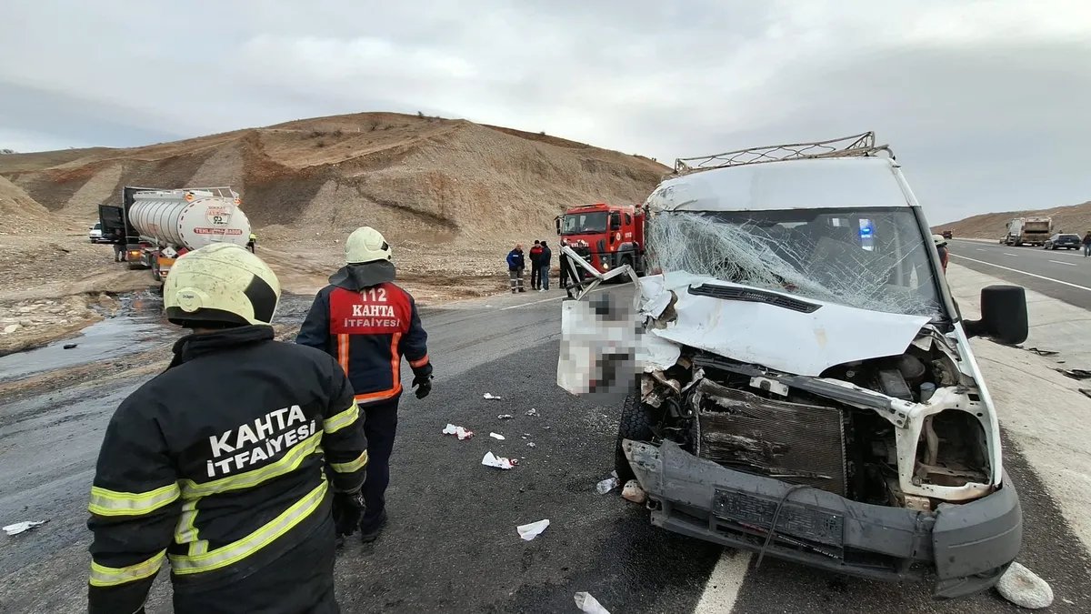 Son Gelişmeler | Adıyaman'da Korkunç Kaza: TIR ve Minibüs Çarpıştı! 7 Yaralı