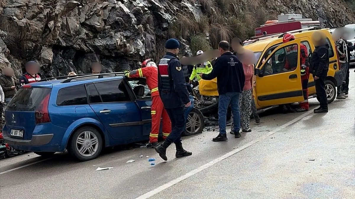 Fethiye'de Meydana Gelen Trafik Kazasında 7 Kişi Yaralandı