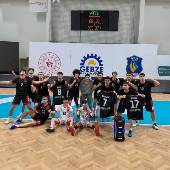 Gölcük Belediyespor Genç Erkek Voleybol Takımı Üçüncü Kez Şampiyon