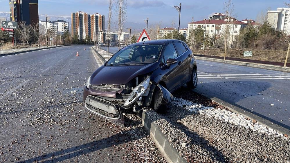 Sivas’ta Buzlanma Nedeniyle Zincirleme Trafik Kazası Gerçekleşti