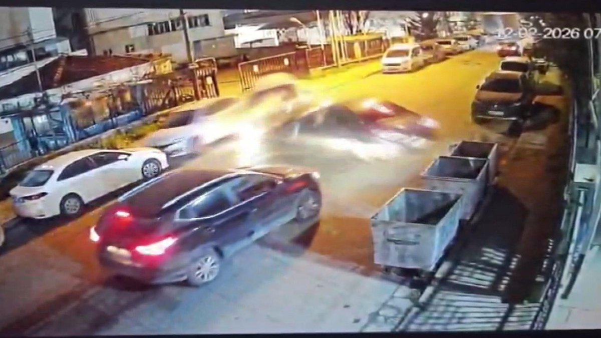 Küçükçekmece'de 5 Araçla Gerçekleşen Zincirleme Kaza Görüntüleri