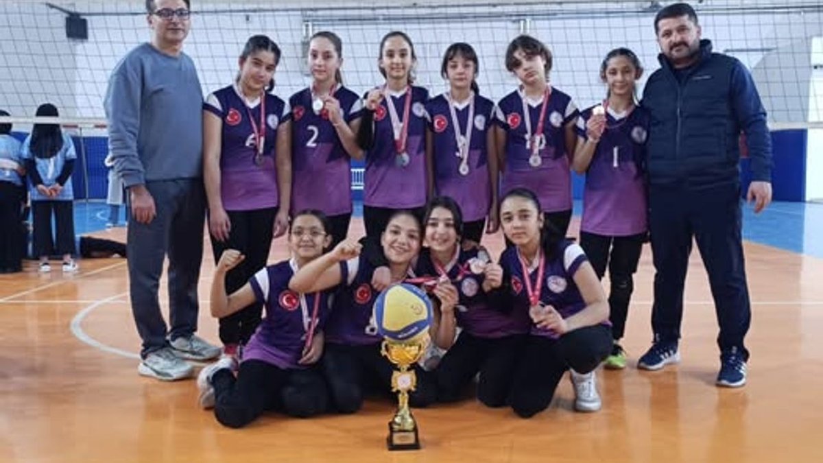 Elbistan Ortaokulu Kız Voleybol Takımı İl İkinciliğiyle Öne Çıktı
