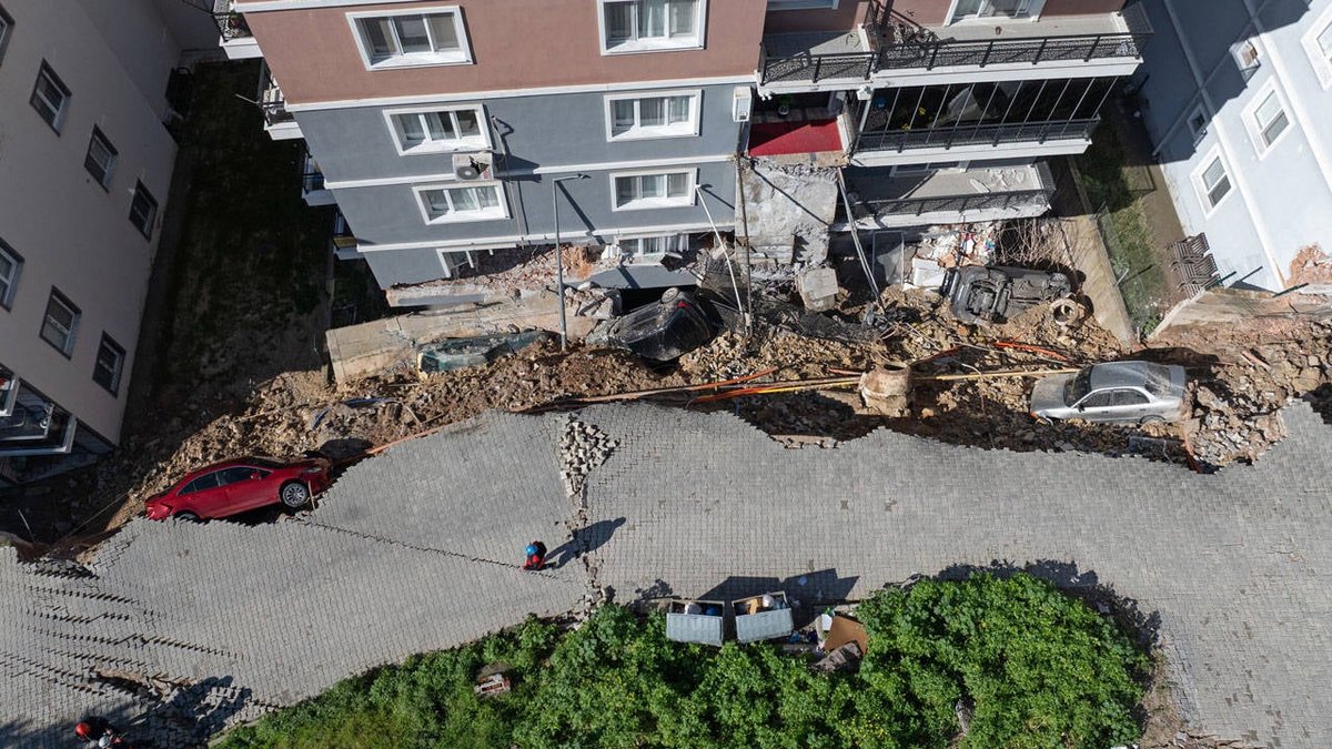İzmir'de Duvar Çökmesi: 6 Araç Hasar Gördü, Binalar Tahliye Edildi