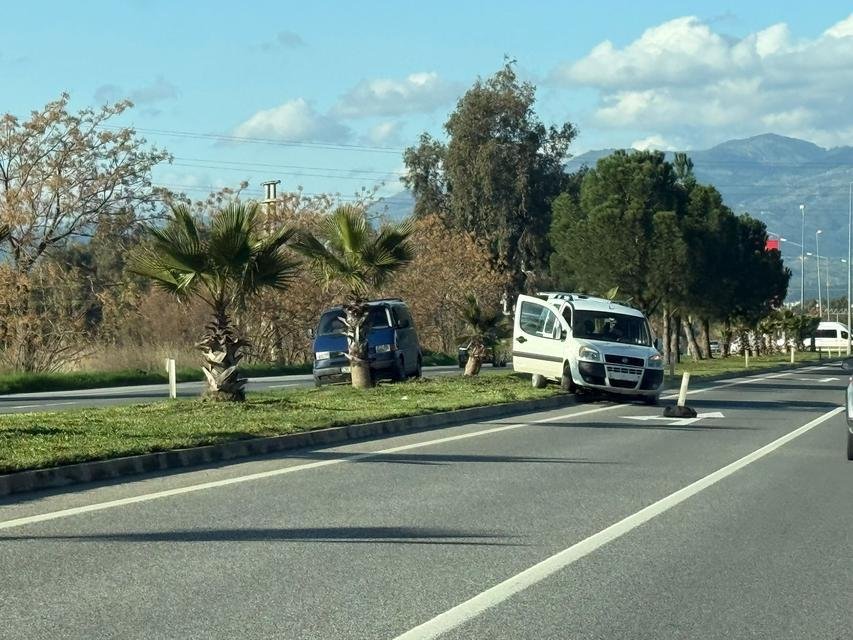 Aydın'da İki Araç Refüje Düşerek Kaza Yaptı