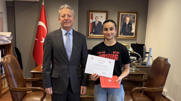 Genç Atlet İçin Onur Verici Ödül Töreni Düzenlendi