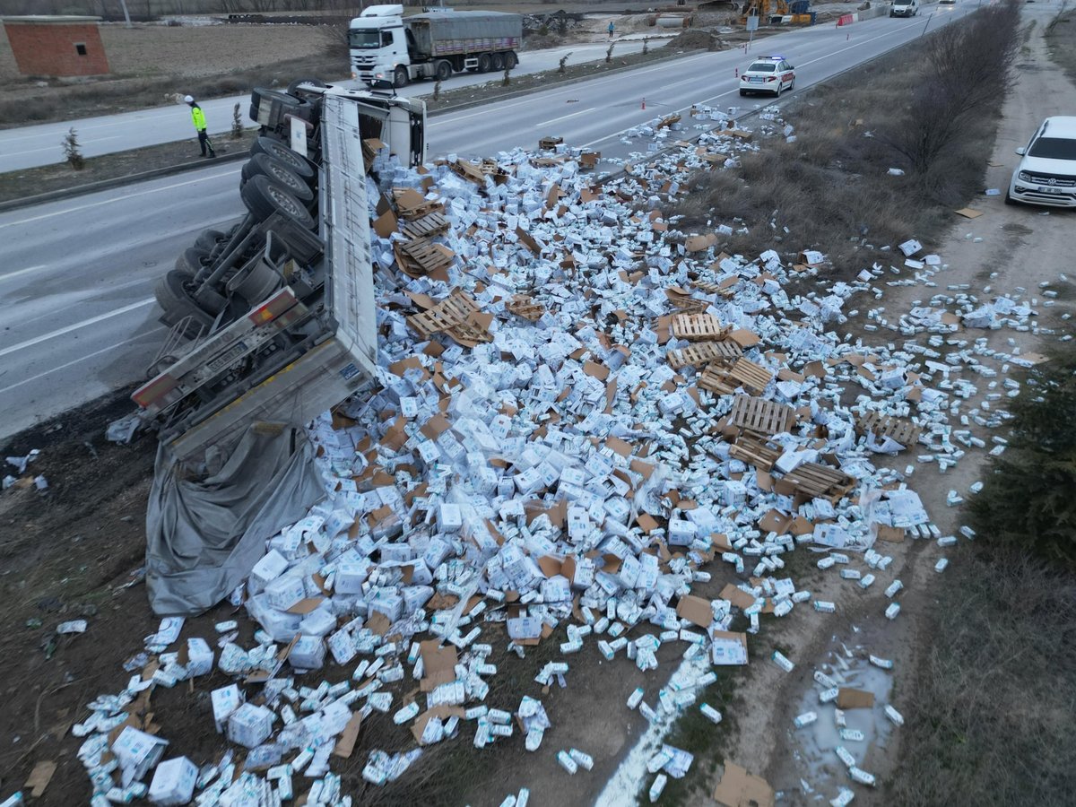 Süt Yüklü Tır Kaza Geçirdi: 25 Ton Süt Etrafa Saçıldı