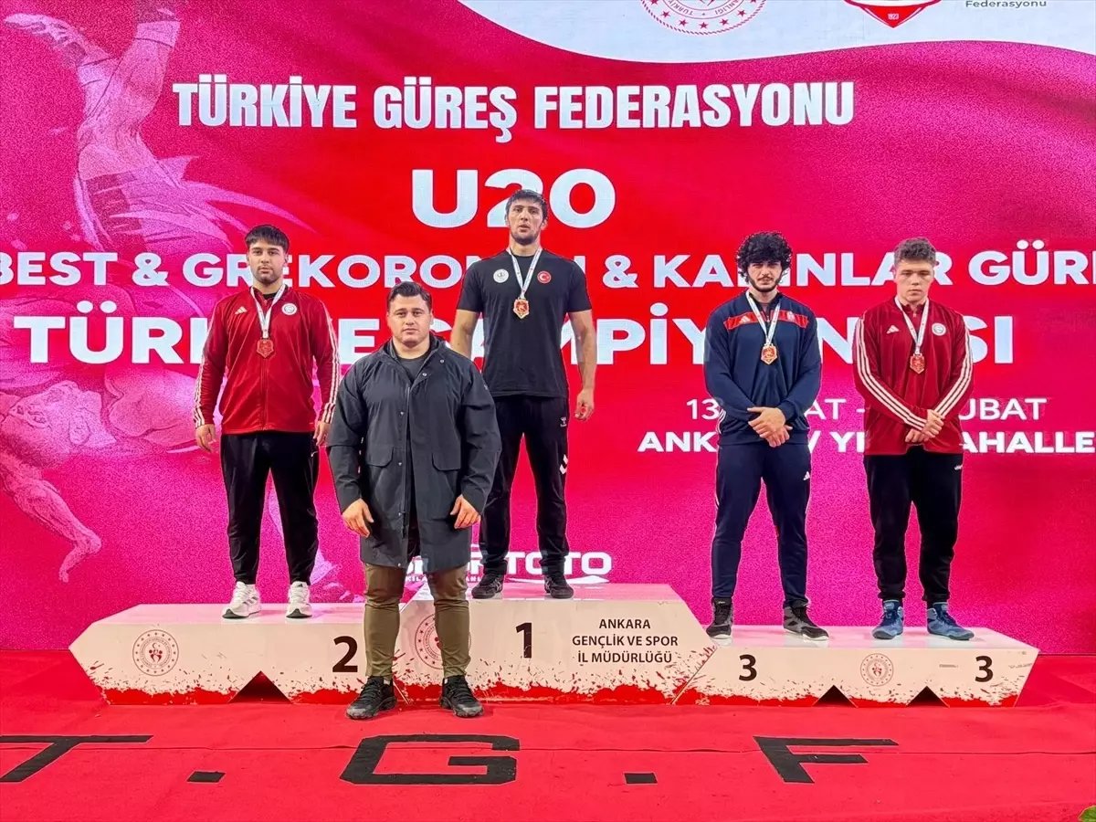 Ankara'da 20 Yaş Altı Türkiye Güreş Şampiyonası Düzenleniyor