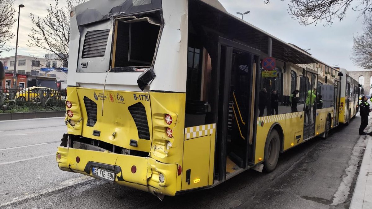 Fatih'te 3 İETT Otobüsü Durakta Çarpışma Gerçekleşti
