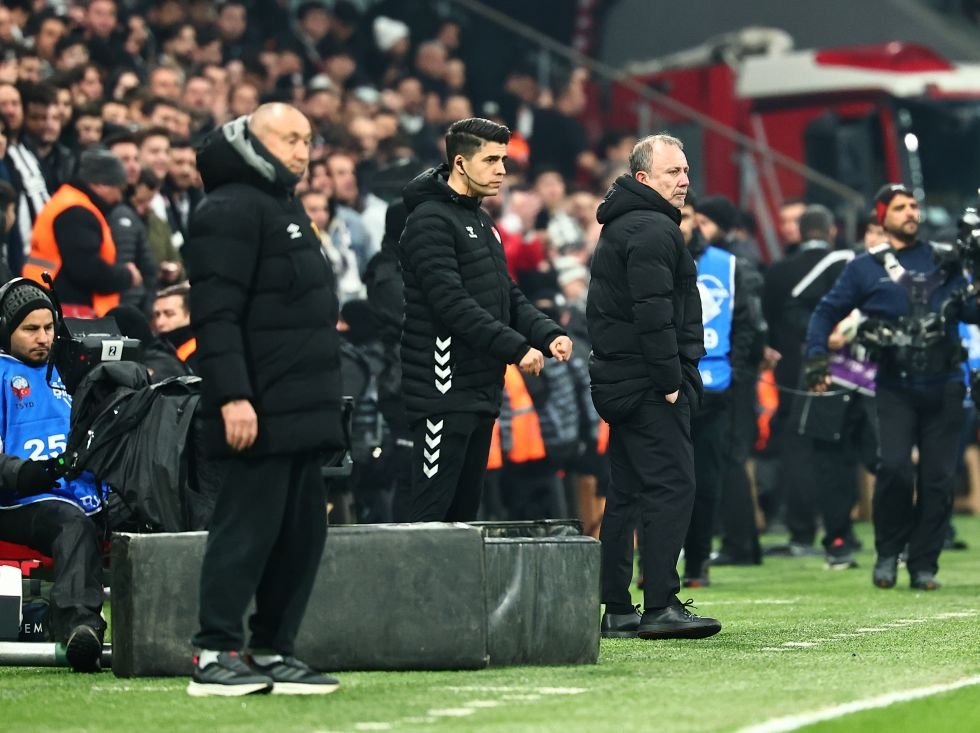 Hayranlıkla Şaşkınlık: Sergen Yalçın'ın Gol Sevinci Kamerada
