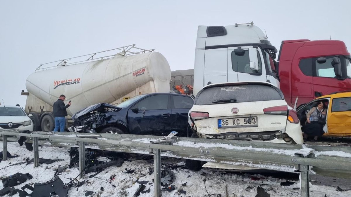 Erzurum'da Zincirleme Trafik Kazası: Birçok Yaralı Bulunuyor