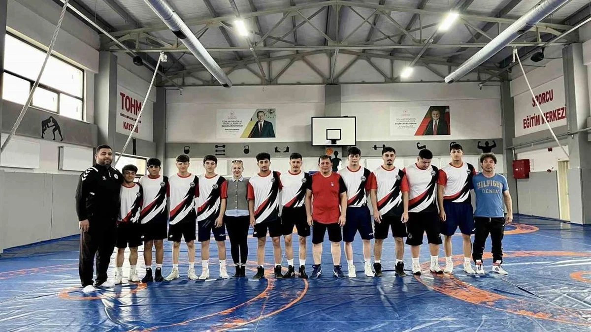 Kayseri'de Gençlik Ve Spor Müdürü Kabakcı, Güreşçilere Ekipman Verip Antrenman Gerçekleştirdi.