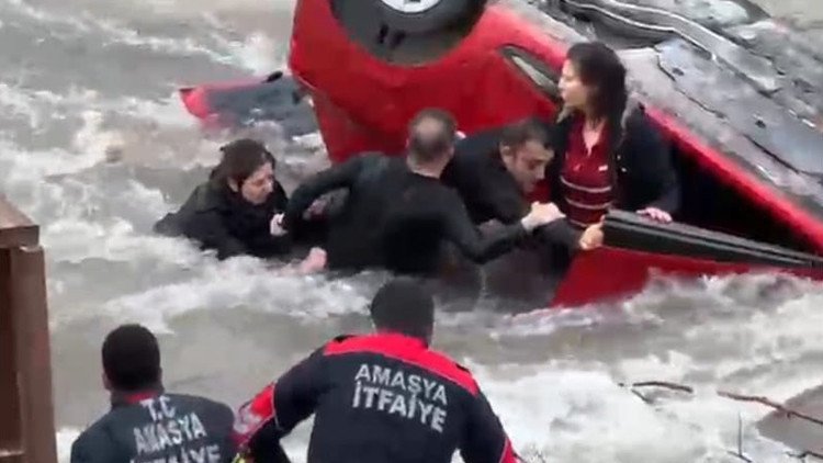 Hafif Ticari Araçla Çarpışan Otomobil Nehre Düştü; Anne-Kız Yaralı