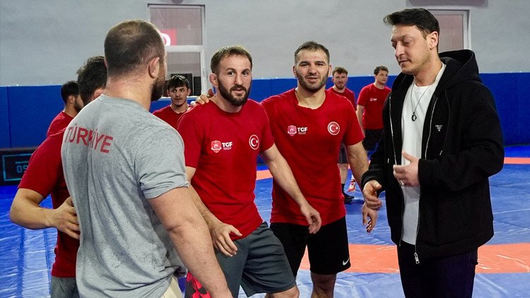 Mesut Özil, Güreş Milli Takımı'nın Kampını Ziyaret Etti!