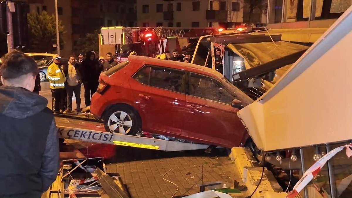Kontrolden Çıkan Araç, Restorana Girdi ve Hasar Verdi
