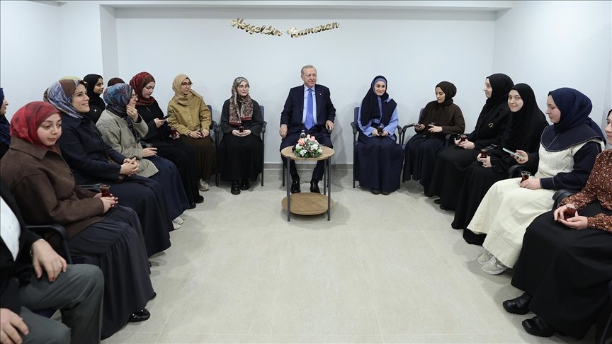 Cumhurbaşkanı Erdoğan, İstanbul'daki Kız Öğrenci Yurdunu Gezdi