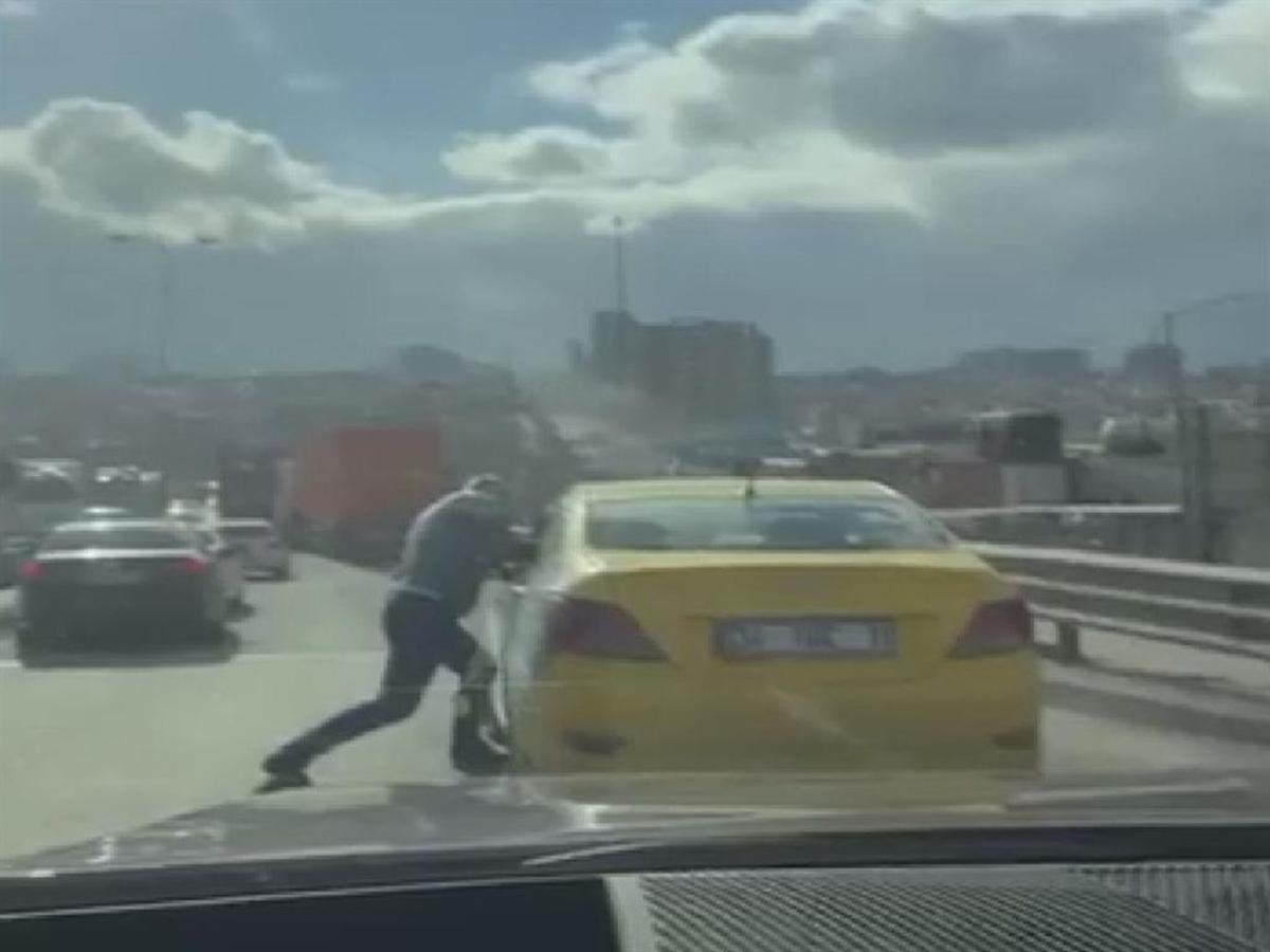 İstanbul'da Trafik Kaosu: İki Sürücü Çarpıştı, Ceza Kesildi
