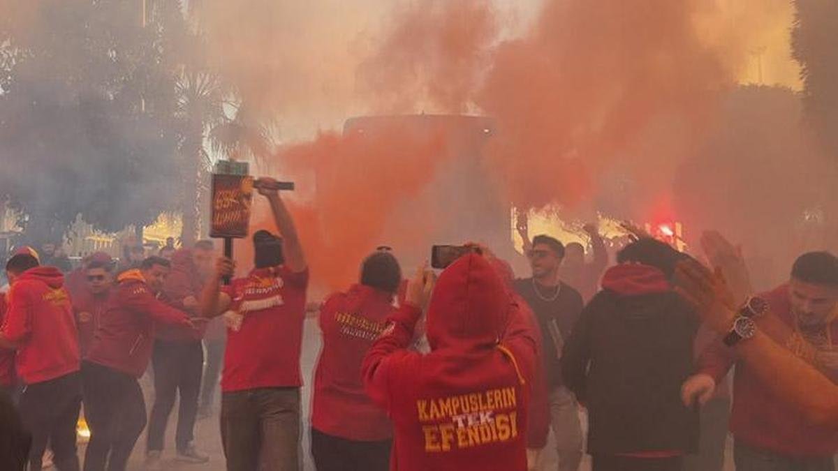 Antalya'da Galatasaray Takımına Heyecan Verici Karşılama