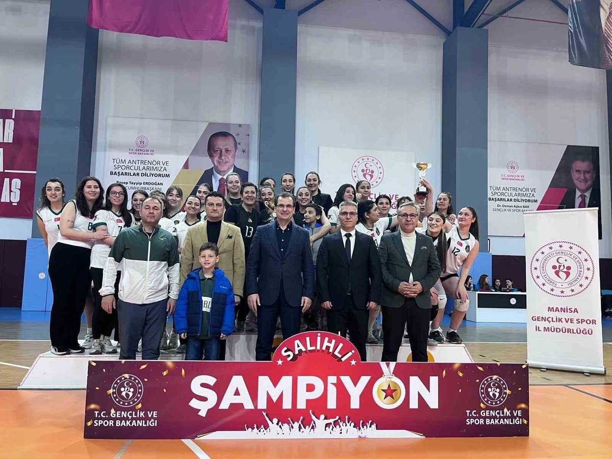 Salihli'de Kadınlar Günü İçin Voleybol Turnuvası Coşkuyla Gerçekleşti