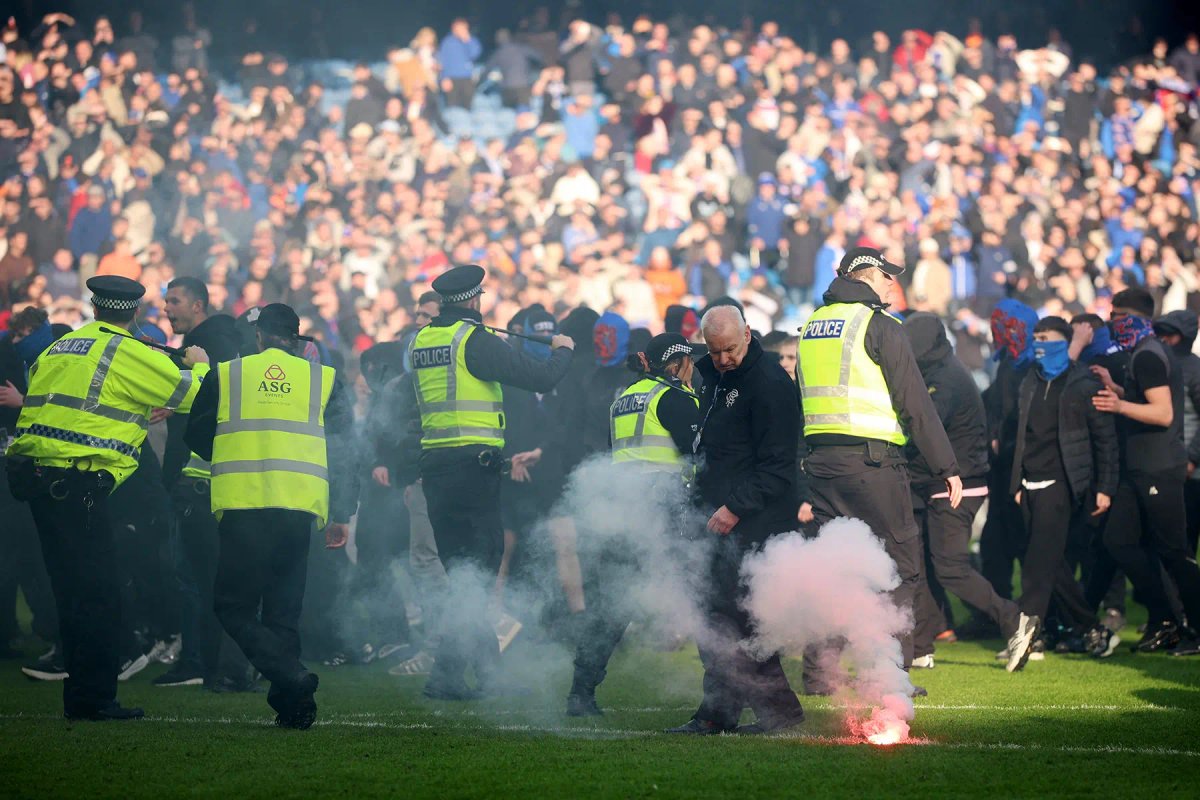 İskoçya'da Gergin Derbi! Rangers ve Celtic Maçında Saha Karıştı