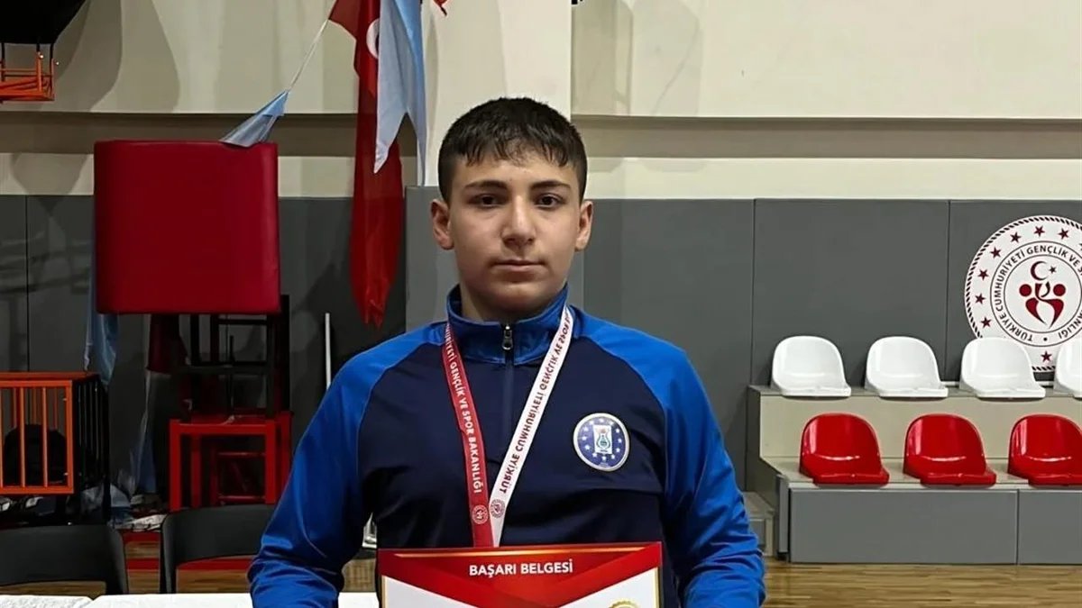 Kütahya'dan Halil Emin Kayser, Sakarya'daki Güreş Yarışmasında Üçüncü Oldu.
