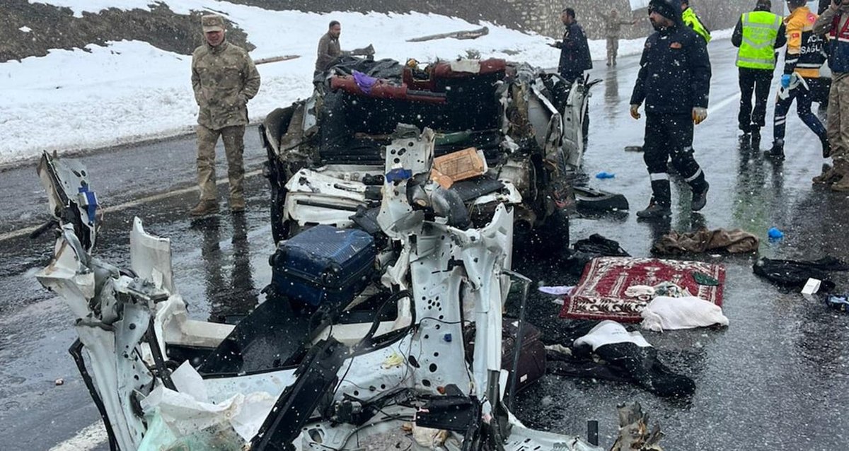 Van'da Feci Kaza! Aracı Görenler Şokta: 2 Can Gitti, 3 Yaralı
