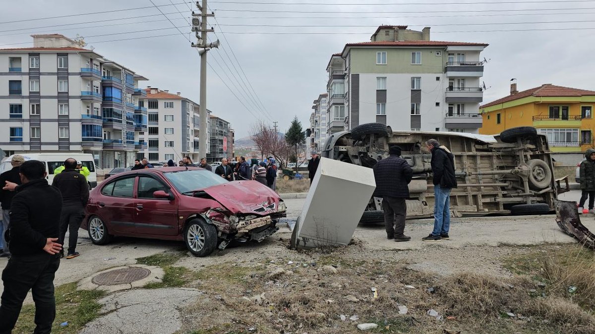Çorum'da Minibüs ve Otomobil Çarpıştı: 5 Kişi Yaralandı