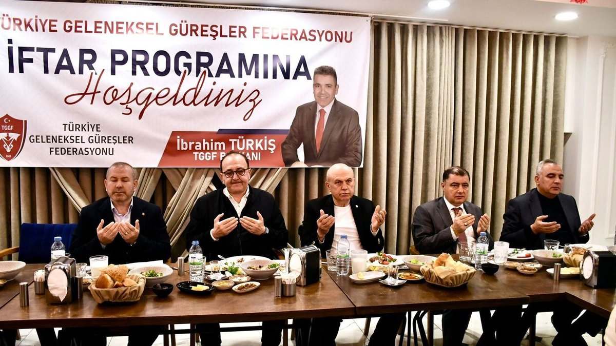 Kahramanmaraş'taki Güreş Topluluğu, Depremde Kaybedilenler İçin Dua Etti