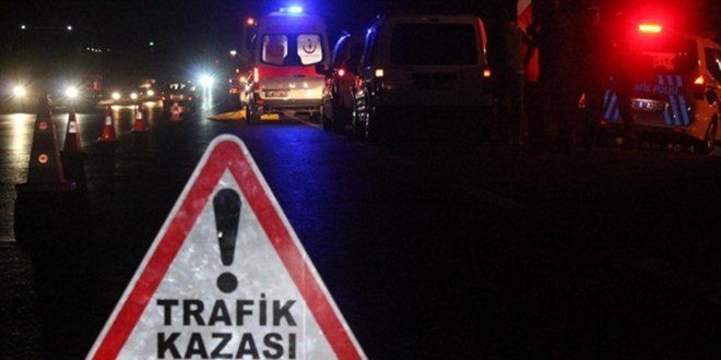 Bingöl'de Ticari Araç İle Otomobil Çarpıştı, 13 Kişi Yaralı