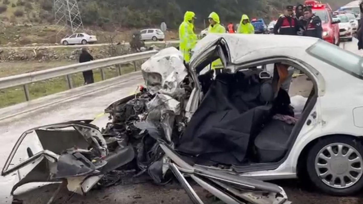 Isparta'da İki Araç Çarpıştı: 2 Kişi Hayatını Kaybetti, 4 Yaralı