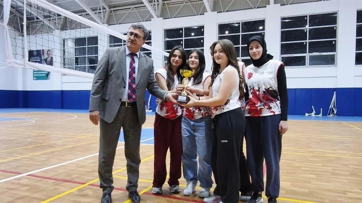 Afyonkarahisar Çay İlçe Kaymakamlığı'nın Voleybol Turnuvası Tamamlandı