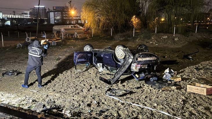 Korkunç Kaza! Bariyere Ve Direğe Çarpan Araçtaki Sürücü Hayatını Kaybetti