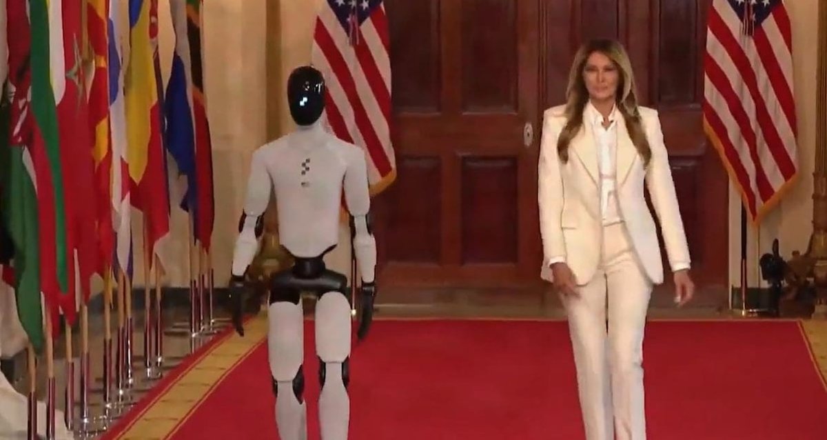 Melania Trump, Beyaz Saray'da Robot İle Törene Katıldı