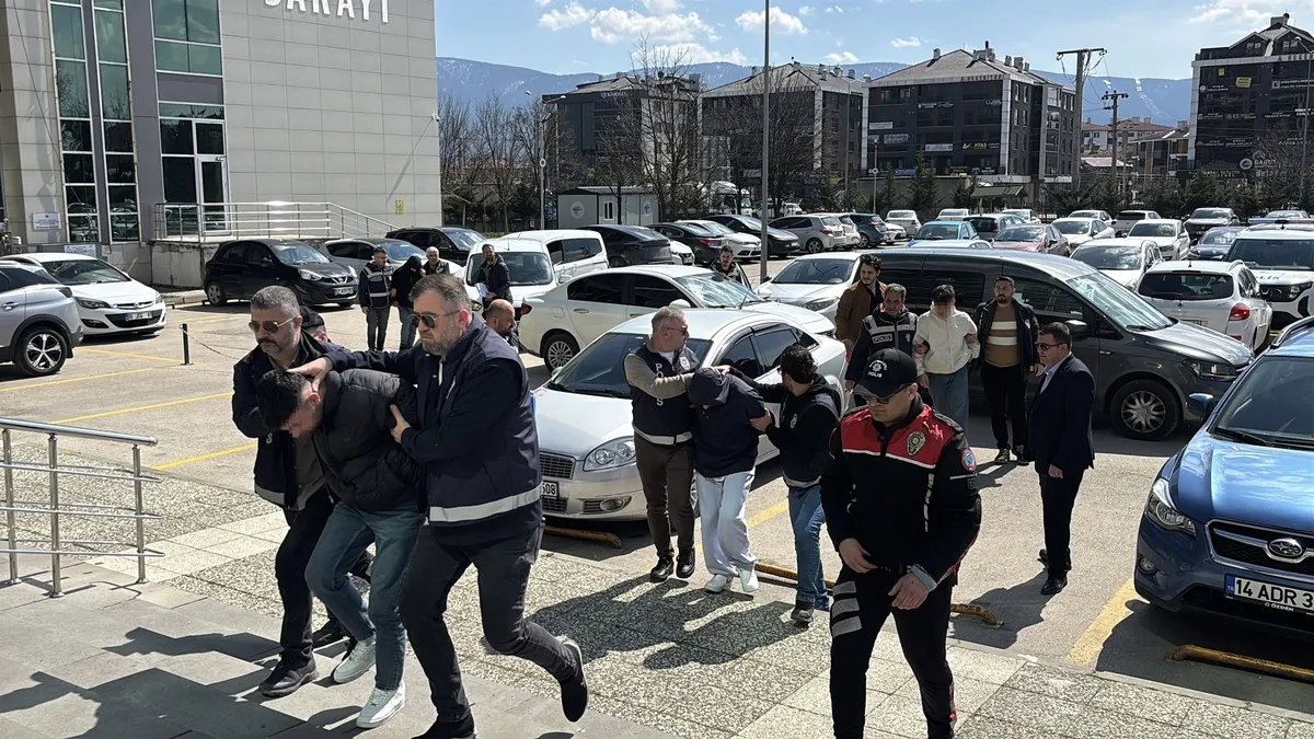 Son Gelişmeler… Bolu'da Polisler Dedektif Gibi İz Peşinde! Alkollü Mekanı Vuran 2'si Çocuk 4 Şahıs 300 Saatlik Görüntü İle Ele Geçirildi