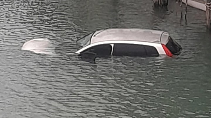 Antalya'da Araç Dereye Düştü! Üç Kişi Kendi Başlarına Kurtuldu