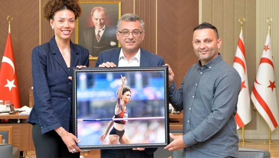 Tufan Erhürman, Milli Atlet Savaşkan'ı Atletizm Heyetiyle Ağırladı