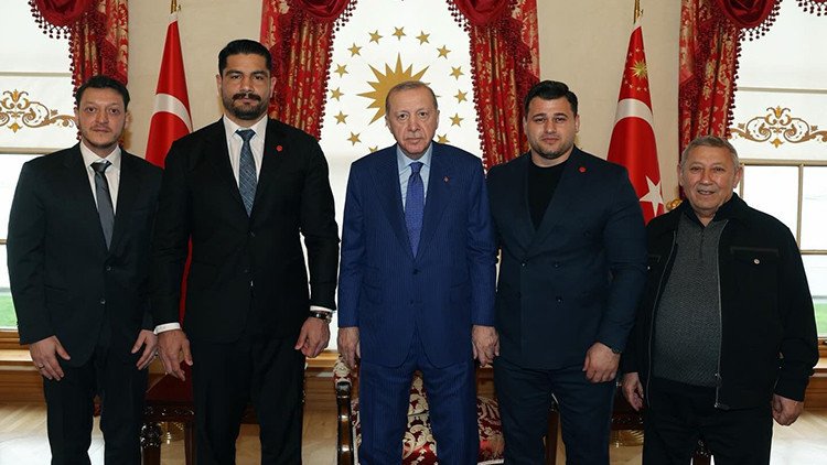 Cumhurbaşkanı Erdoğan, Türkiye Güreş Federasyonu Lideri Taha Akgül'ü Ağırladı