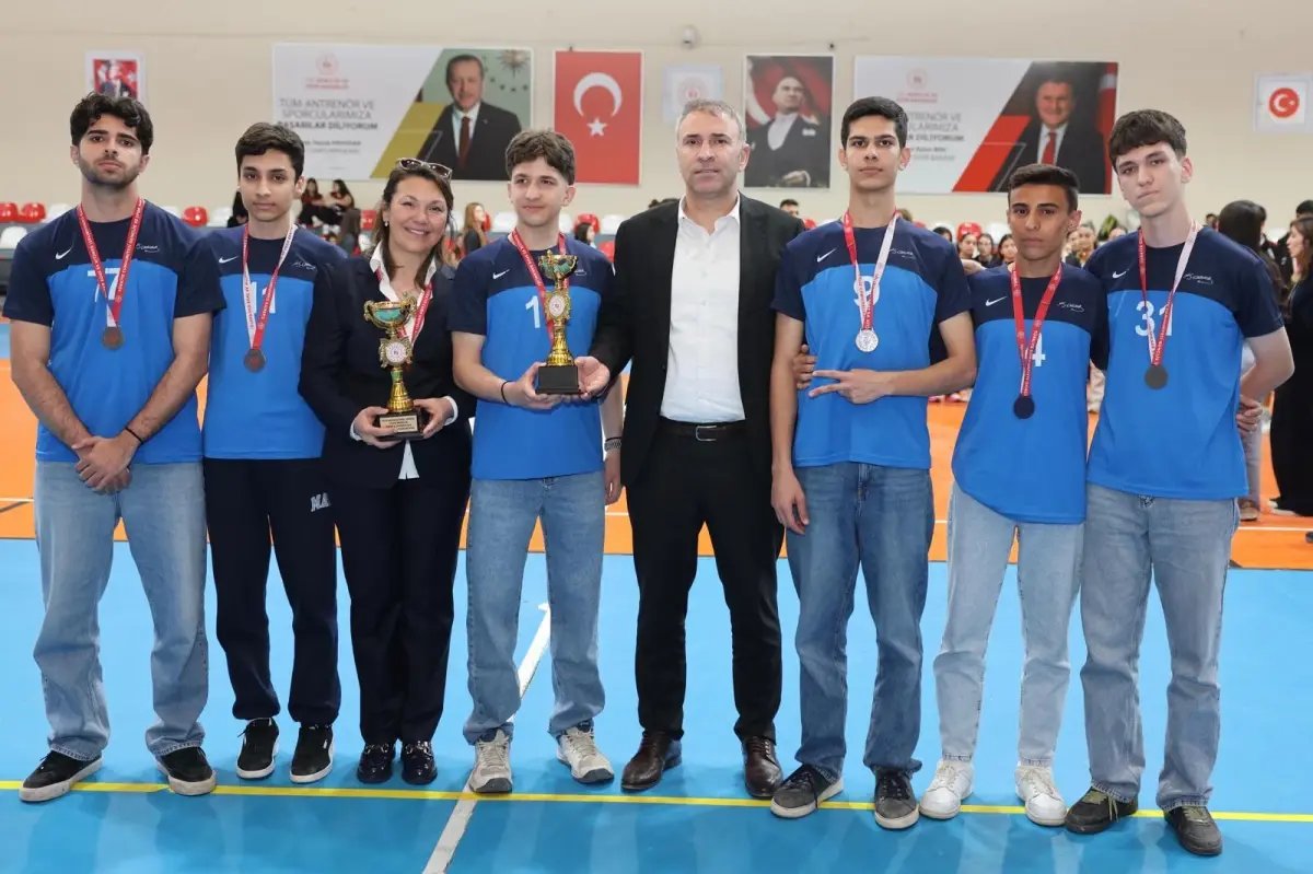 Hatay’da Voleybol Festivali Finalle Tamamlandı, Şampiyonlar Ödüllerini Aldı
